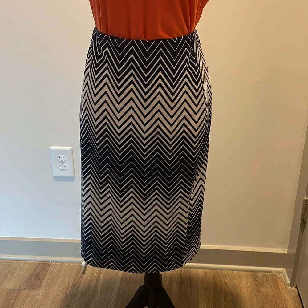 Textured navy skirt - Picture 5 of 5